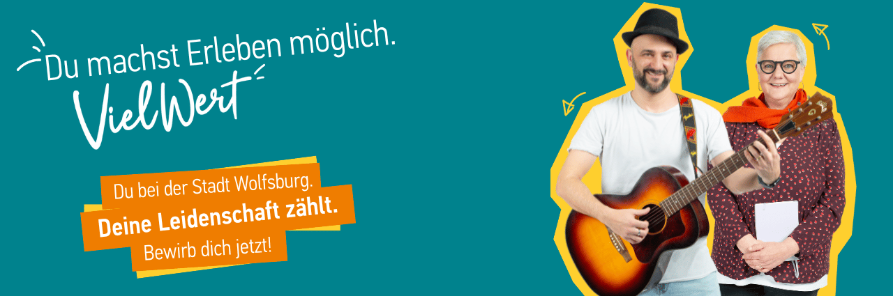 Ein Mann mit Gitarre und eine Frau stehen vor einem petrolfarbenen Hintergrund. Daneben steht der Text: „Du machst Erleben möglich. VielWert. Du bei der Stadt Wolfsburg. Deine Leidenschaft zählt. Bewirb dich jetzt!